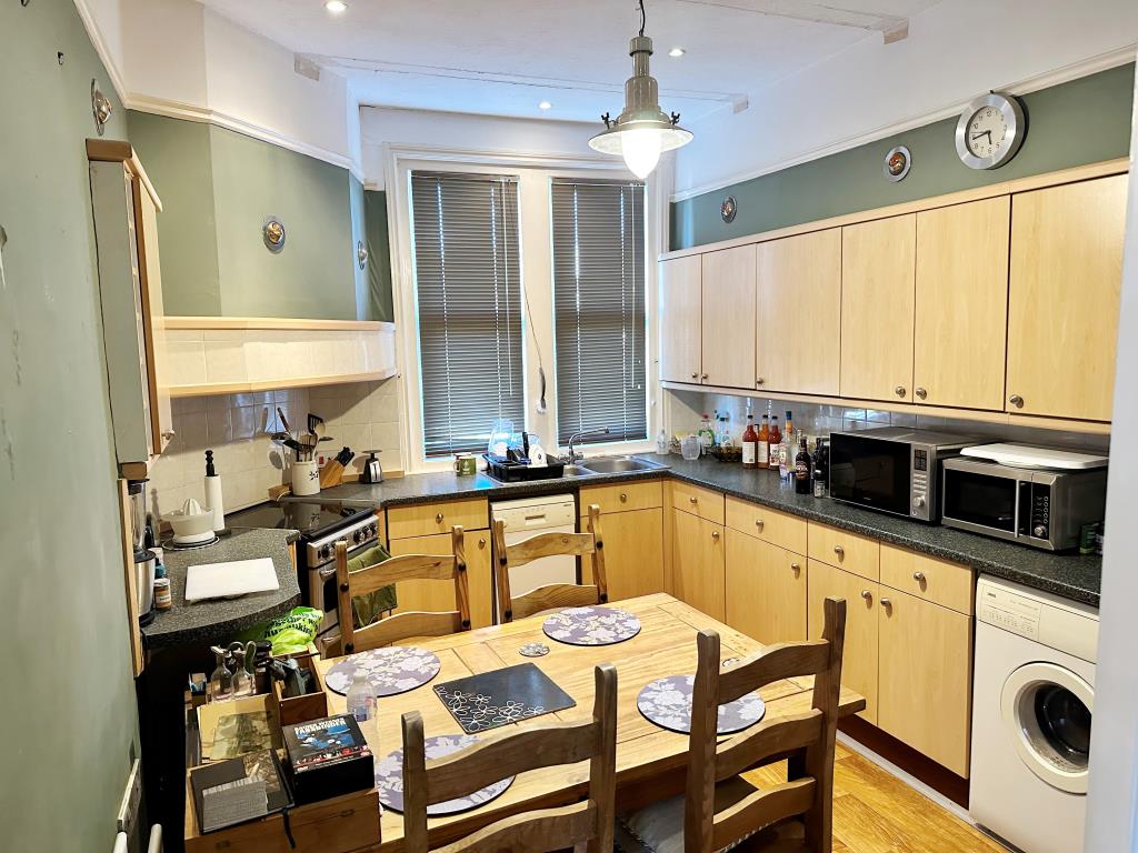 Lot: 34 - FOUR-BEDROOM MAISONETTE WITH SEA VIEWS - Kitchen